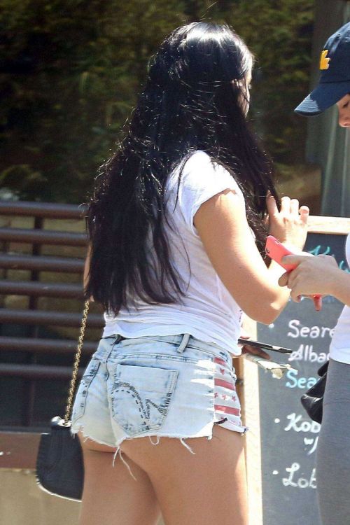 Actress Ariel Winter in Cut Off Out in Studio City 7