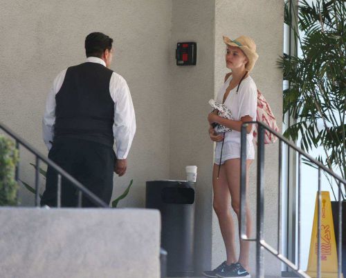 Kelly Rohrbach Throwing out some trash at a valet in Santa Monica 1