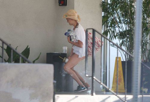 Kelly Rohrbach Throwing out some trash at a valet in Santa Monica