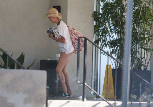 Kelly Rohrbach Throwing out some trash at a valet in Santa Monica 3