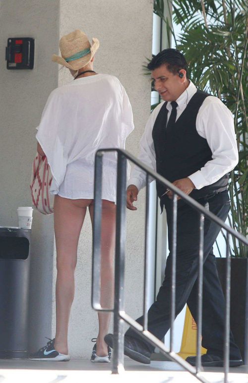 Kelly Rohrbach Throwing out some trash at a valet in Santa Monica 8