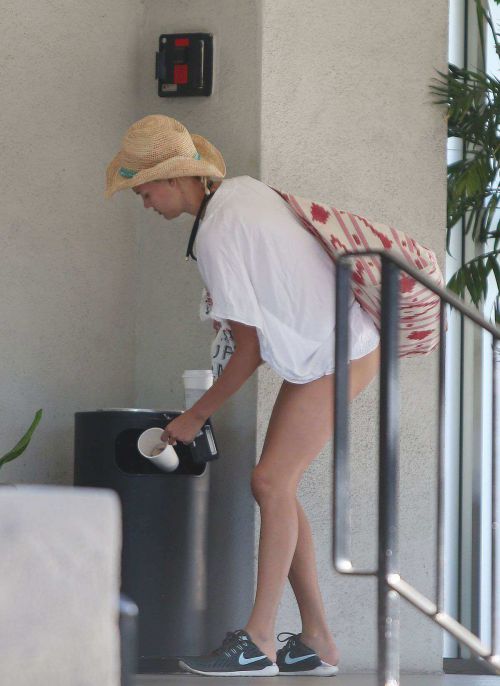 Kelly Rohrbach Throwing out some trash at a valet in Santa Monica