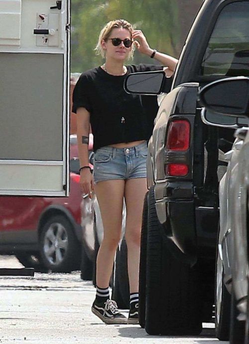 Kristen Stewart Preparing For A Road Trip in Los Angeles