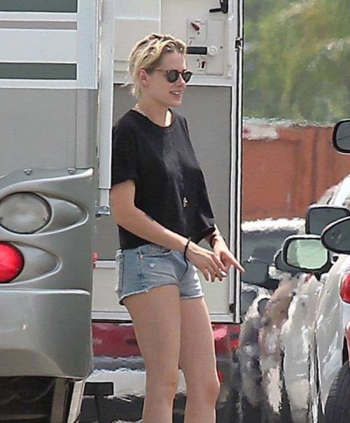 Kristen Stewart Preparing For A Road Trip in Los Angeles 11