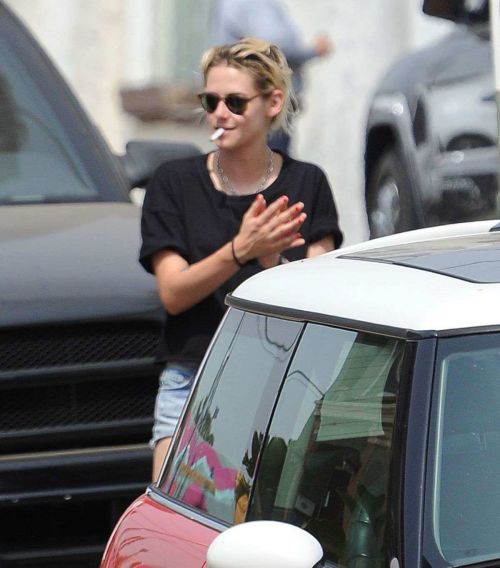 Kristen Stewart Preparing For A Road Trip in Los Angeles 18