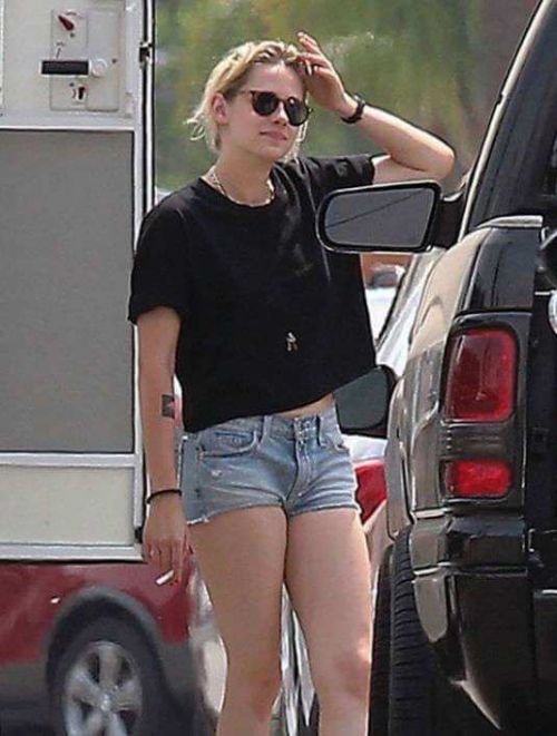 Kristen Stewart Preparing For A Road Trip in Los Angeles 1