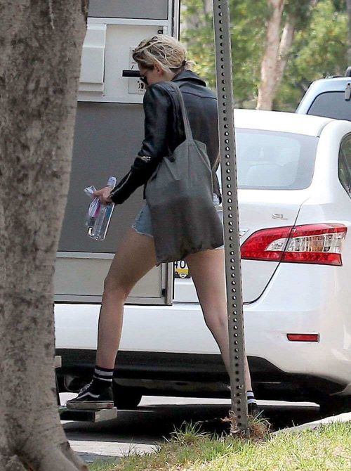 Kristen Stewart Preparing For A Road Trip in Los Angeles