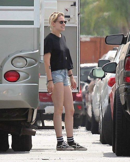 Kristen Stewart Preparing For A Road Trip in Los Angeles 3