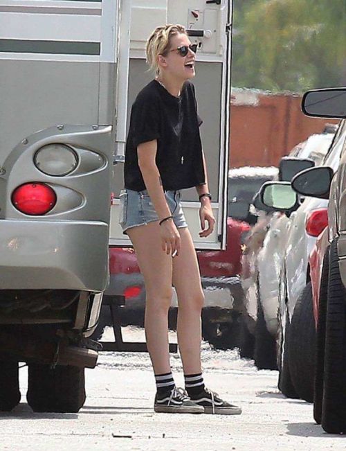 Kristen Stewart Preparing For A Road Trip in Los Angeles 4