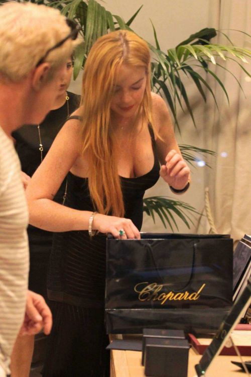 Lindsay Lohan Shopping at Fine Swiss Jewellers Chopard in Porto Cervo 6
