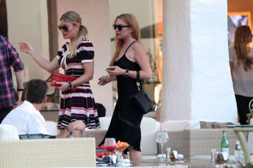 Lindsay Lohan Shopping at Fine Swiss Jewellers Chopard in Porto Cervo 7
