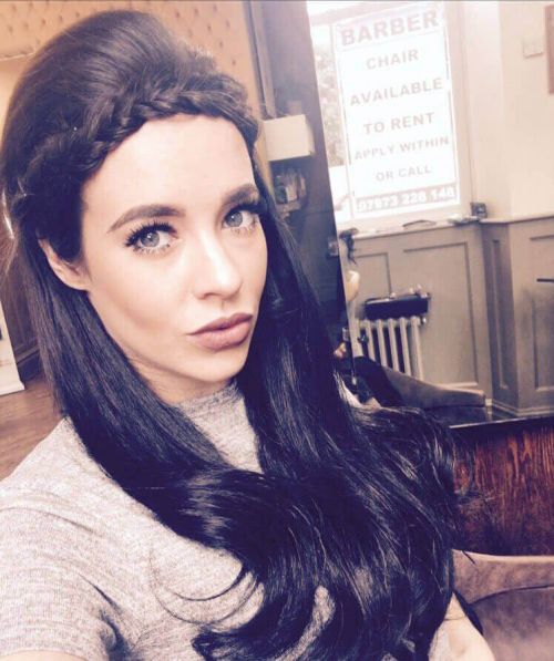 Stephanie Davis shows off her baby bump on a school 1