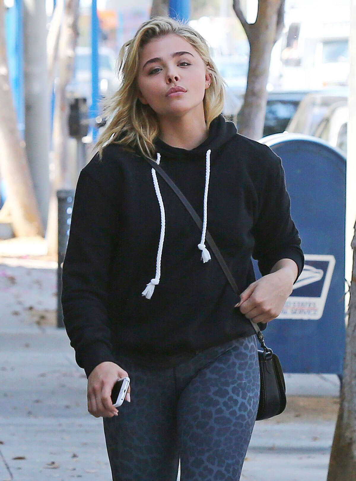 Chloe Moretz Arrives to Pilates Class in West Hollywood - 14/09/2016