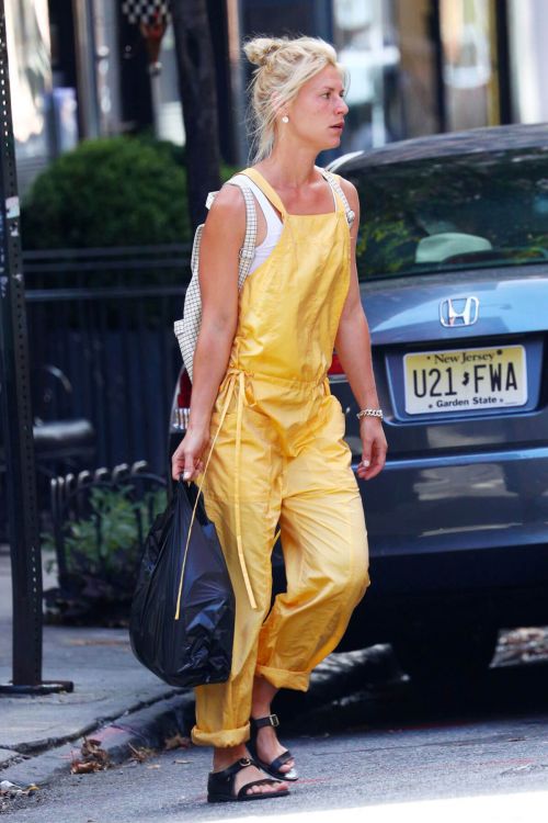 Claire Danes in Yellow Jumpsuit Out in New York - 14/09/2016 1