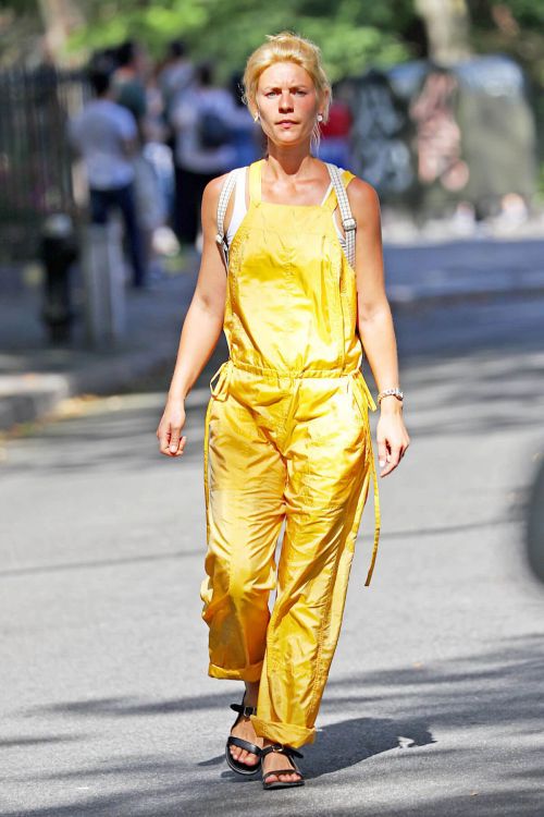 Claire Danes in Yellow Jumpsuit Out in New York - 14/09/2016 5