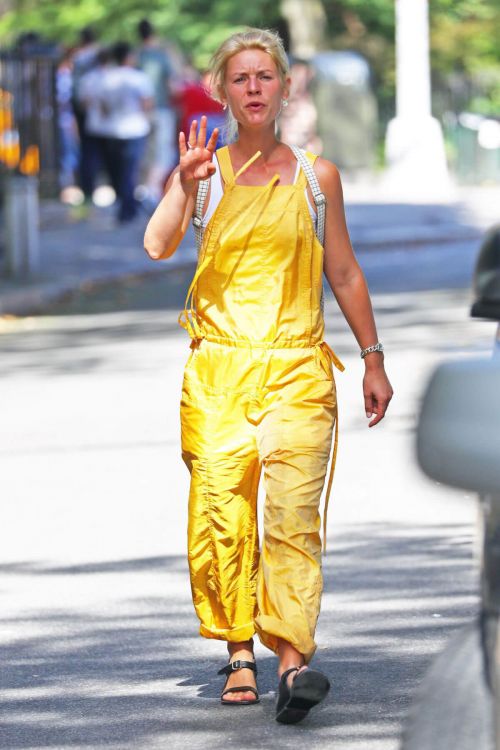 Claire Danes in Yellow Jumpsuit Out in New York - 14/09/2016 6