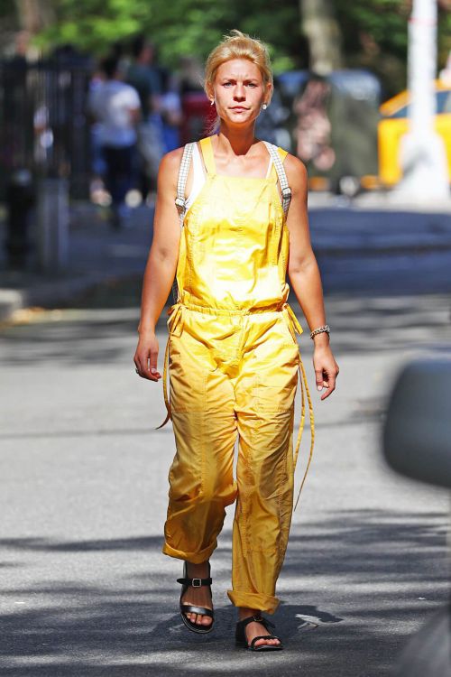 Claire Danes in Yellow Jumpsuit Out in New York - 14/09/2016 7