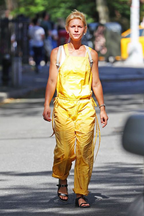 Claire Danes in Yellow Jumpsuit Out in New York - 14/09/2016 5