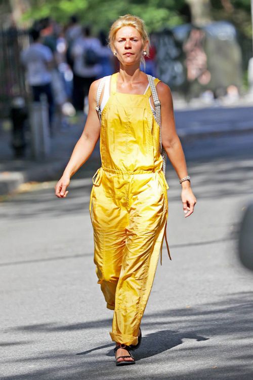 Claire Danes in Yellow Jumpsuit Out in New York - 14/09/2016 9