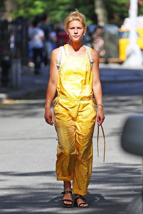 Claire Danes in Yellow Jumpsuit Out in New York - 14/09/2016 11