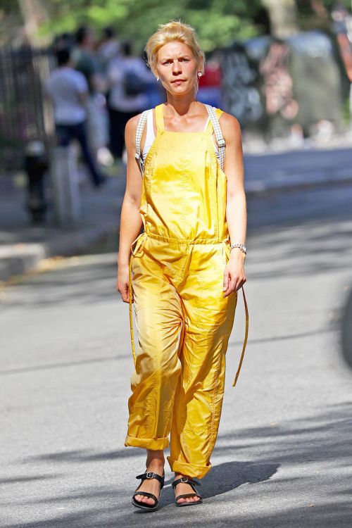 Claire Danes in Yellow Jumpsuit Out in New York - 14/09/2016 12