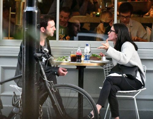 Courteney Cox at a Restaurant in Notting Hill - 14/09/2016