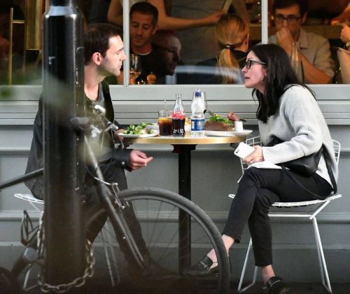 Courteney Cox at a Restaurant in Notting Hill - 14/09/2016 8