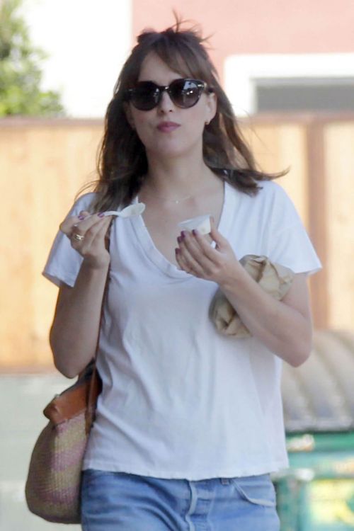 Dakota Johnson Out and About in Los Angeles - 14/09/2016 1