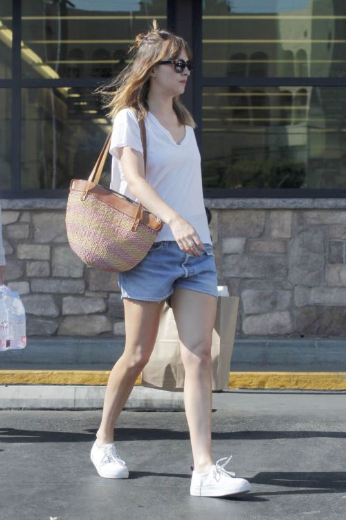 Dakota Johnson Out and About in Los Angeles - 14/09/2016 4