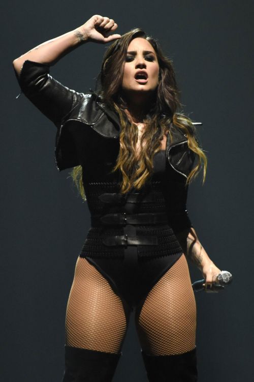 Demi Lovato Performs at Honda Civic Your in San Jose - 14/09/2016 4