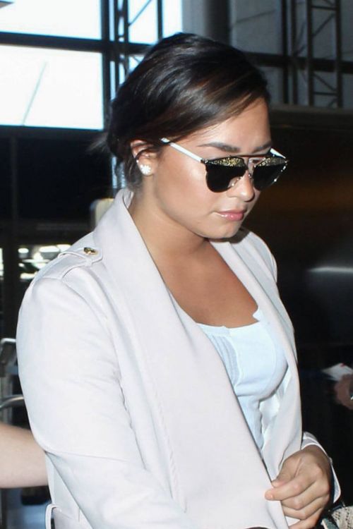 Demi Lovato Stills at Los Angeles International Airport 10