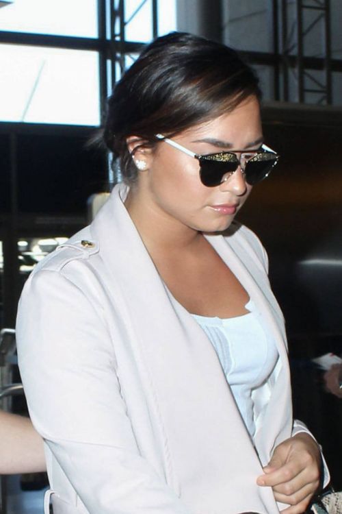 Demi Lovato Stills at Los Angeles International Airport 9