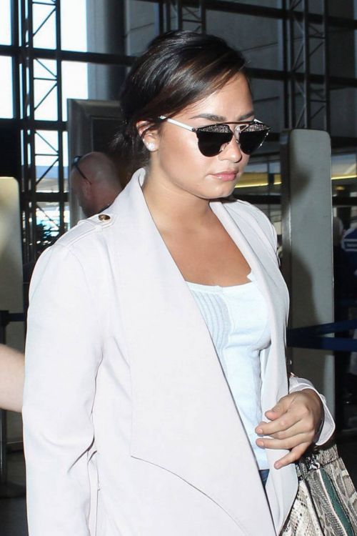 Demi Lovato Stills at Los Angeles International Airport 12
