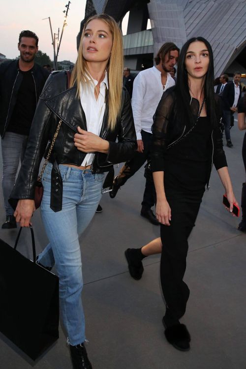 Doutzen Kroes Stills at Versace Show at Milan Fashion Week 9