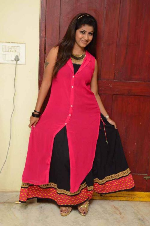 Geethanjali at Avanthika Movie Launch Photos 5