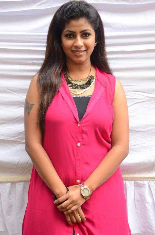 Geethanjali at Avanthika Movie Launch Photos 6