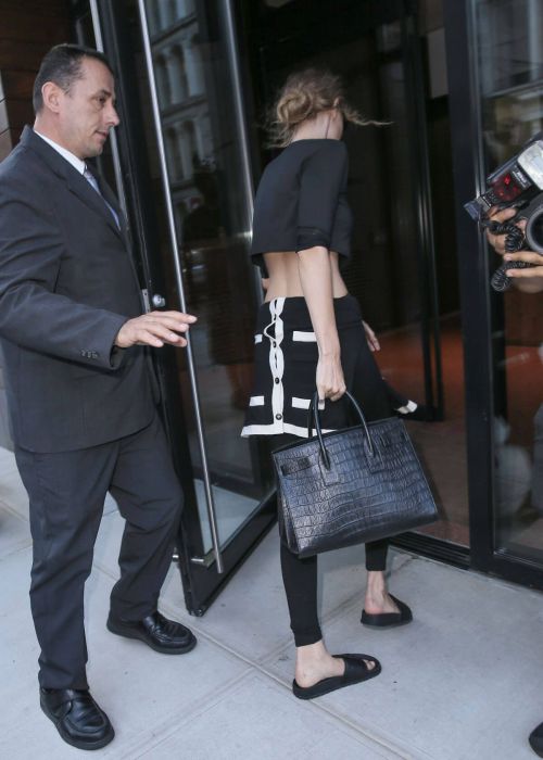 Gigi Hadid arrives at Her Hotel in New York 4