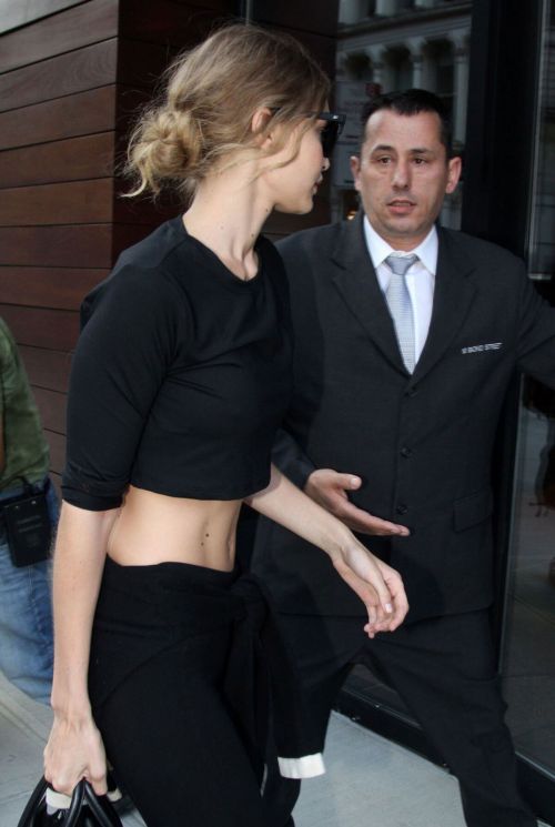 Gigi Hadid arrives at Her Hotel in New York 9