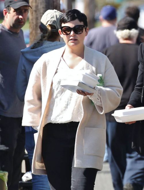 Ginnifer Goodwin Stills on the Set of Once Upon a Time in Vancouver 5