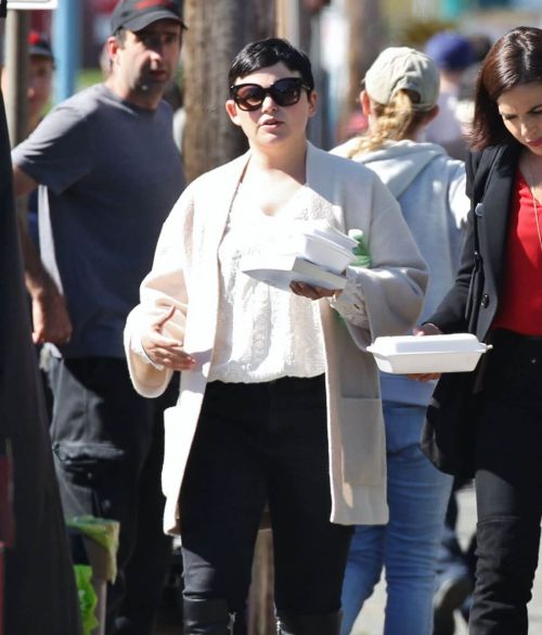 Ginnifer Goodwin Stills on the Set of Once Upon a Time in Vancouver 8