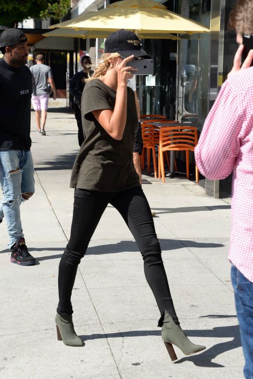 Hailey Baldwin at the Urth Caffe in Beverly Hills - 15/09/2016 3