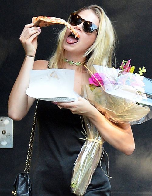 Hailey Clauson Stills Eating Pizza Out in New York