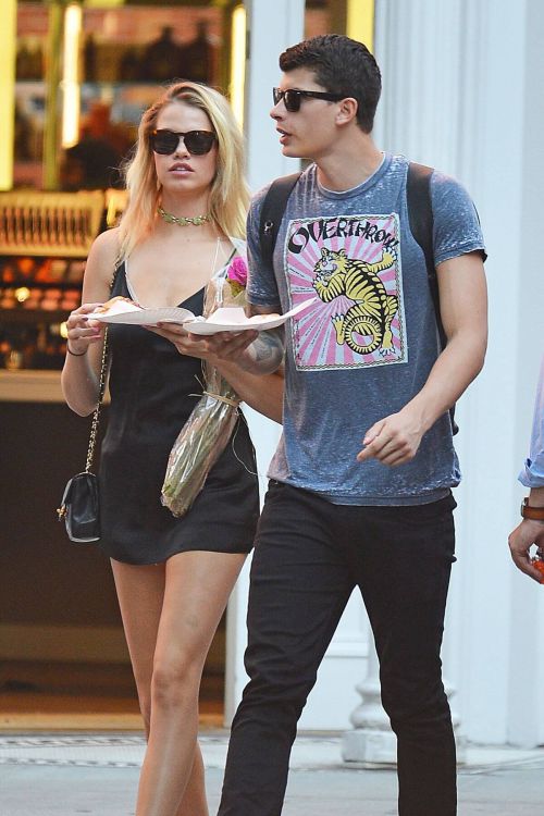 Hailey Clauson Stills Eating Pizza Out in New York 3