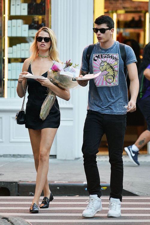 Hailey Clauson Stills Eating Pizza Out in New York 4