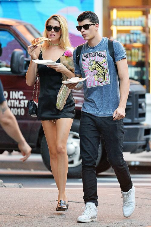 Hailey Clauson Stills Eating Pizza Out in New York