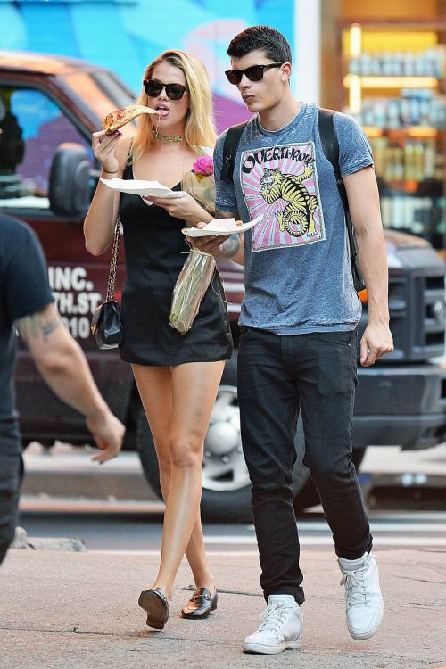 Hailey Clauson Stills Eating Pizza Out in New York 8