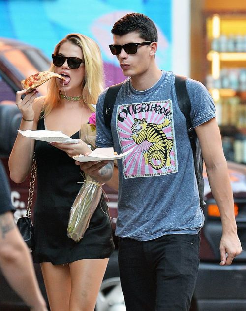 Hailey Clauson Stills Eating Pizza Out in New York