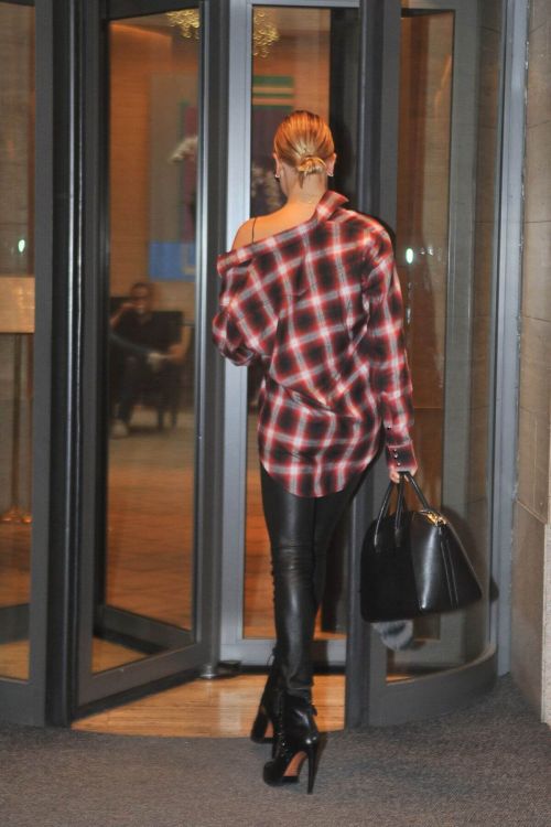 Hailey Rhode Baldwin Stills Out Shopping in Milan 4
