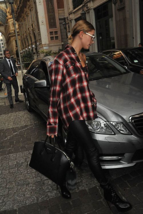 Hailey Rhode Baldwin Stills Out Shopping in Milan 9