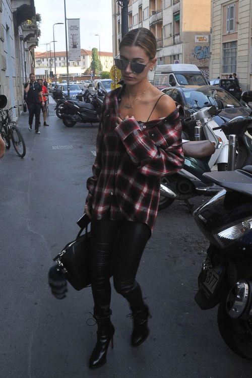 Hailey Rhode Baldwin Stills Out Shopping in Milan 10